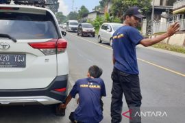 Tim ganjal ban bantu pemudik saat di tanjakan Garut