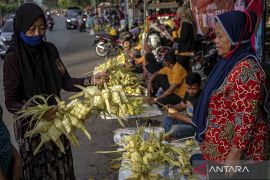Pedagang musiman bungkus ketupat menjamur jelang lebaran
