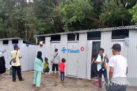 PT Timah dirikan toilet di jalan Pelabuhan Muntok