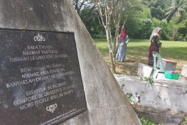Kuburan massal korban tsunami  dipenuhi peziarah