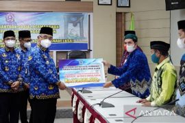 Pemkab HSS salurkan bansos bagi panti asuhan dan LKSA