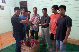 Juswari berbagi kue lebaran di hari Idul Fitri