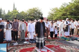 Molen-Sopian bersama Masyarakat Pangkalpinang Laksanakan Sholat Ied di Alun alun Taman Merdeka