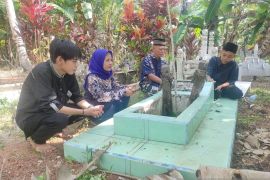 Ziarah kubur ramaikan hari pertama Lebaran di Bengkayang