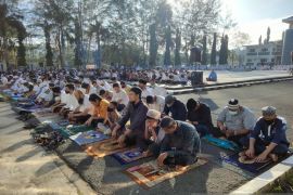 Ribuan umat Muslim Shalat Id di halaman Kantor Wali Kota Sorong