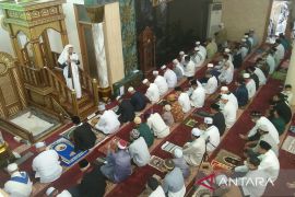 Khatib Mesjid Agung Pelita  ajak umat saling mencintai