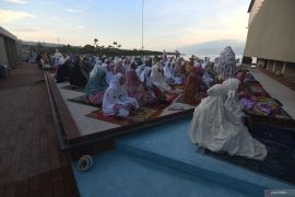 SHALAT IDUL FITRI DIBEKAS KAWASAN BENCANA TSUNAMI Page 3 Small