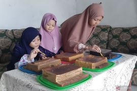 Kue lapis menu wajib saat Idul Fitri di  Sambas