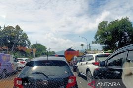 Jalur Bandung-Cianjur macet total, pengendara terjebak enam jam
