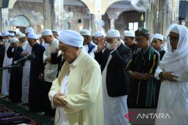 Plt Bupati tunaikan Shalat Ied bersama ribuan warga