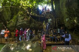 Libur Lebaran di Wisata Goa Limbuhang Haliau