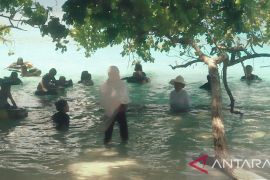 Objek wisata pantai Liang ramai pengunjung saat libur Lebaran