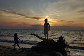 C Sulawesi's five regions placed on flood,  landslide alert status