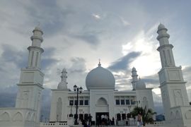 Masjid Oesman obyek wisata religi di KKU ramai dikunjungi saat lebaran