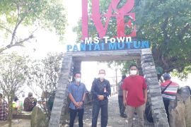 Tim Pemdes Kemendagri tinjau pelaksanaan prokes di Pantai Mutun
