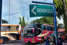 Pengelola Terminal Kalideres imbau pemudik turun di dalam terminal