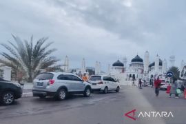 Hotel di Banda Aceh penuh, wisatawan menginap di masjid dan SPBU