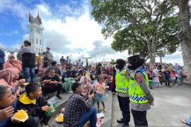 Polwan Polres Bukittinggi patroli jalan kaki di objek wisata