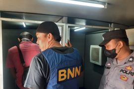 Satresnarkoba Polres Langkat tes urine 44 pengemudi, hasilnya tiga positif sabu-sabu