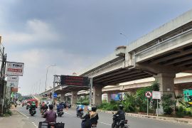 Belum banyak pemudik bersepeda motor lintasi Kalimalang Bekasi pada H+4