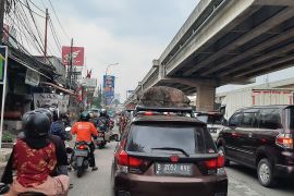 Arus lalu lintas Kalimalang Bekasi macet hingga sore