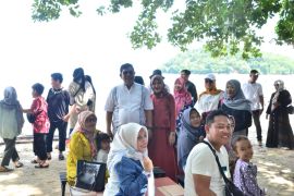 Bupati KKU sambangi warga di tempat wisata