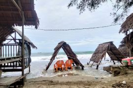 Objek wisata Pantai "jilbab" Abdya dihantam ombak