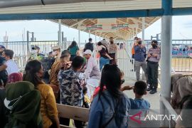 Petugas kendalikan arus penumpang di pelabuhan Meranti