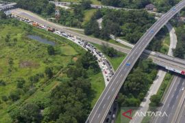 Kepadatan kendaraan keluar tol Jakarta - Cikampek