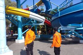 Sembilan orang jatuh dari seluncuran kolam renang "Kenjeran Park" Surabaya