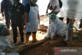 Diduga tewas tak wajar di sel, kuburan napi Polsek Bukit Raya dibongkar