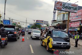 Petugas lakukan penyekatan di jalur utama Bandung-Cianjur
