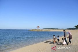 Presiden RI Joko Widodo bersama cucu menikmati keindahan Pantai Nusa Dua Bali