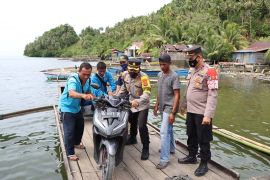Kapolres Simeulue bantu penyeberangan warga pakai rakit