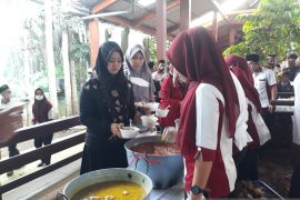 Dua tahun vakum, Kampung Coklat Blitar kembali gelar tradisi Lebaran Ketupat