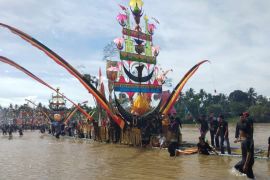 Festival Perahu Baganduang jadi tontonan menarik warga Inhu