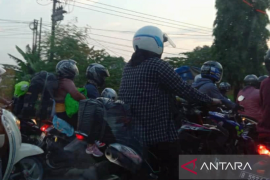 Arus balik di jalan arteri Karawang macet parah