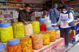 Pedagang manisan raup omzet Rp10 juta per hari