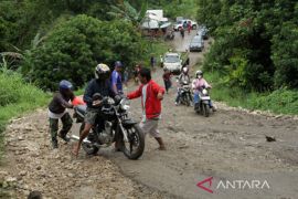 Jalan provinsi Enrekang-Pinrang rusak parah Page 1 Small