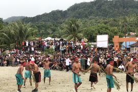 Ribuan Warga Ikut Meriahkan Kirab Budaya di Negeri Morella
