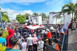 "Imsak" gelar unjuk rasa pertanyakan penanganan korupsi di DLH Situbondo