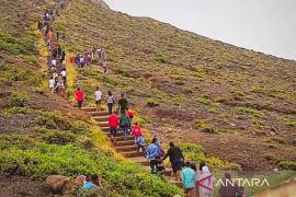 Belasan ribu wisatawan ke Danau kelimutu selama libur Lebaran