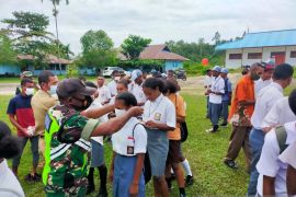 TNI-Polri di Biak sosialisasikan penggunaan masker pada kalangan pelajar
