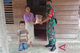Koramil 0413-03 beri bantuan kepada warga Payung