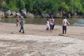 Dua remaja terseret ombak Pantai Konang Trenggalek, seorang belum ditemukan