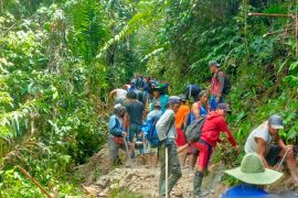 Majelis Sinode GKST perintahkan umat kerja bhakti Perbaiki akses transportasi jalan Bada-Rampi