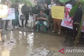 Warga Bogor gelar aksi "mancing ikan" di jalan yang rusak