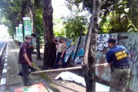 Satpol PP Denpasar tertibkan spanduk kadaluwarsa