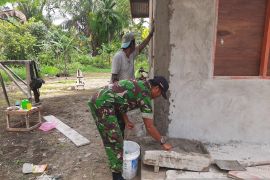 Koramil Supiori Selatan bantu warga plester rumah