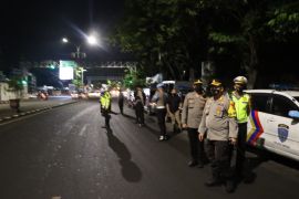 Antisipasi PMK, Polres Gresik lakukan penyekatan angkutan ternak di perbatasan